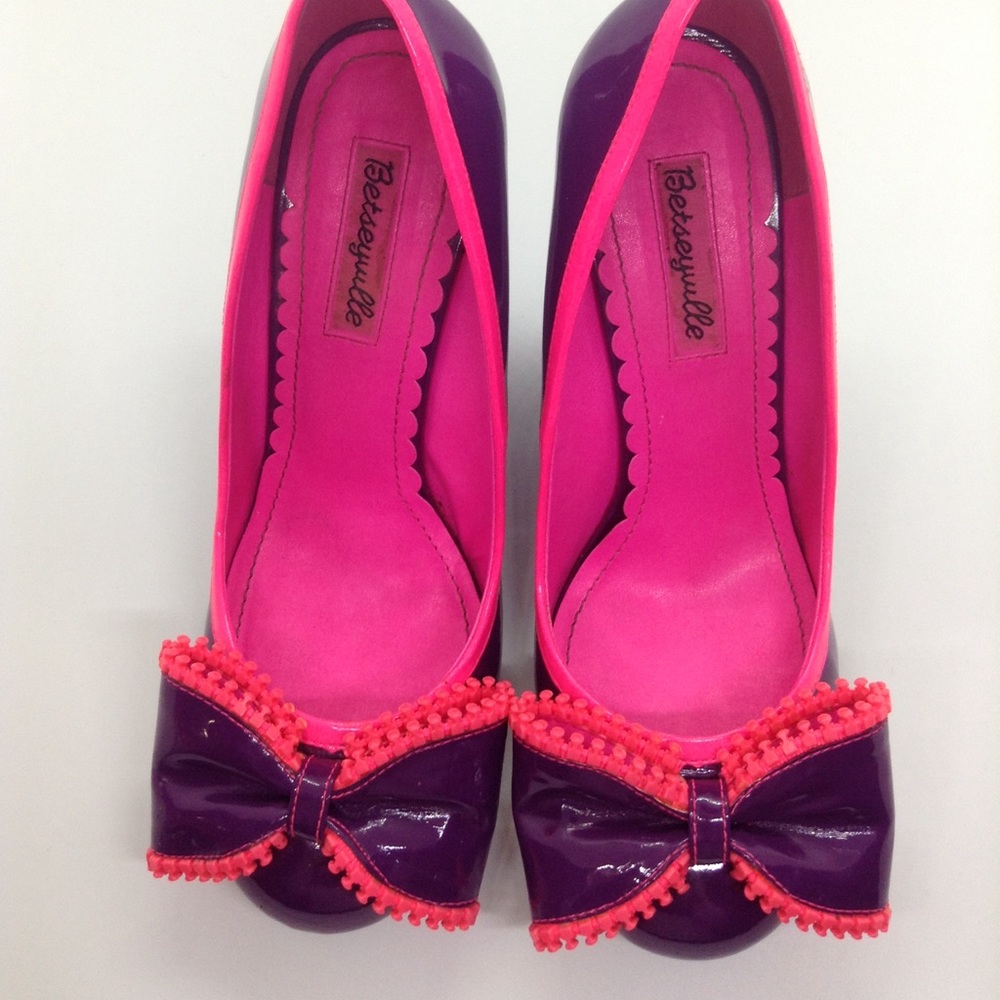 Betsey Johnson Janae bow wedges size 8